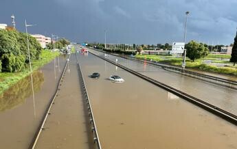 Alluvione Spagna, allerta rossa a Barcellona: allagamenti e voli cancellati a El Prat – Video