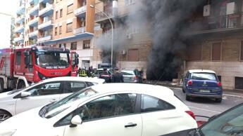 Incendio in garage condominiale a Roma, palazzo evacuato e intossicata un’anziana