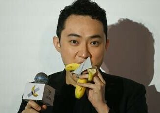 Justin Sun ha mangiato la banana di Cattelan lha pagata 62 milioni