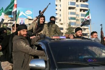 Siria, ribelli controllano oltre la metà di Aleppo. Raid aereo Russia. Migliaia di civili in fuga