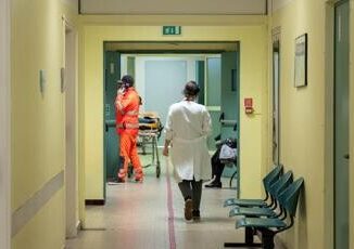 Bimbo di 2 anni mette in bocca oggetto elettrico e prende scossa e grave