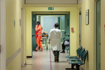 Bimbo di 2 anni mette in bocca oggetto elettrico e prende scossa, è grave