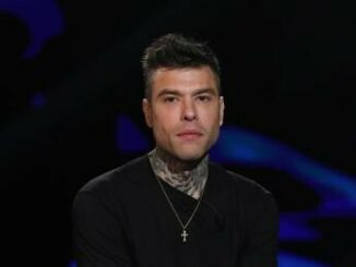 Fedez paparazzato con la nuova fiamma misteriosa le foto su Chi