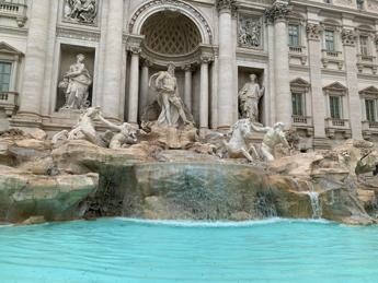 Fontana di Trevi, torna l’acqua. Gualtieri: “400 persone alla volta”