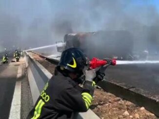 Frontale auto camion su A10 esplode autocisterna un morto e 13 intossicati