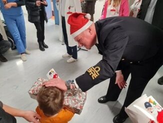 Guardia Costiera di Cagliari regala doni natalizi ai bambini ricoverati al Brotzu