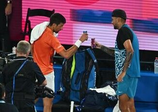 Kyrgios dagli attacchi a Sinner al campo vince in doppio con Djokovic a Brisbane