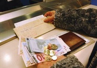 Manovra 2025 in pensione a 64 anni con previdenza complementare ok a emendamento