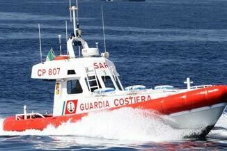 Mare in burrasca, affonda peschereccio: 2 morti 2 Mare in burrasca affonda peschereccio 2 morti