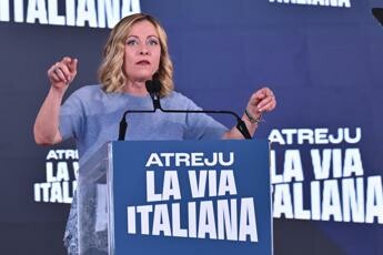 Meloni ‘stringe bulloni’ centrodestra: “Posta è alta, no egoismi”
