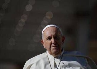 Papa ricoverato sente il parroco di Gaza Stanco ma con voce chiara