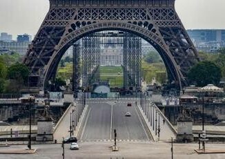 Parigi Torre Eiffel evacuata per un cortocircuito a un ascensore