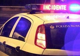 Roma perde controllo dellauto e finisce contro un semaforo morto 44enne