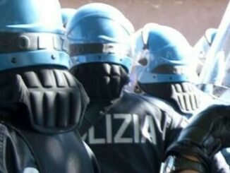 Torino tensioni davanti al Politecnico lanci di pietre contro forze dellordine