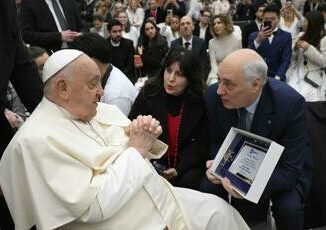 Violenza su donne, al Papa la targa di Radio 1 per il sostegno alla campagna 'Come un'onda' 4 Violenza su donne al Papa la targa di Radio 1 per il sostegno alla campagna Come unonda