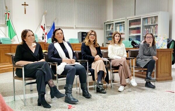 Voci di donne in fuga- un grido di speranza che rompe il silenzio ridim “Voci di donne in fuga” un grido di speranza che rompe il silenzio