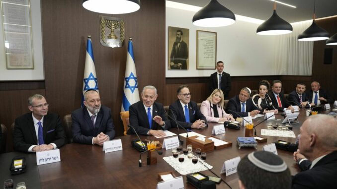 Il Governo israeliano approva l’accordo su Gaza, 737 detenuti in cambio di ostaggi