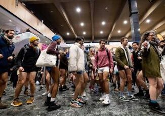 A Londra in metro senza pantaloni torna No Trousers Tube Ride