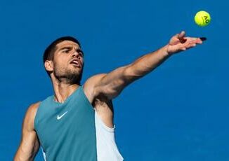 Australian Open, Alcaraz ai quarti: Draper costretto a ritirarsi durante l'incontro 5 Australian Open Alcaraz ai quarti Draper costretto a ritirarsi durante lincontro