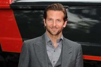 Bradley Cooper spegne 50 candeline da portiere di hotel a divo di Hollywood