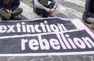 Brescia Extinction Rebellion denuncia Attiviste costrette a spogliarsi e fare squat in questura