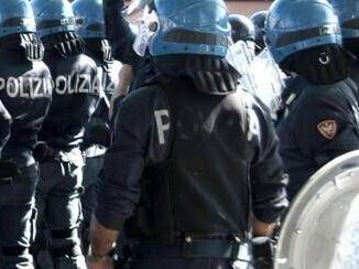 Dl sicurezza tensioni a protesta Roma manifestanti contro sbarramento agenti