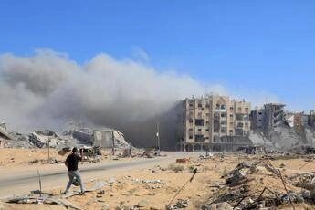 Gaza, difesa civile palestinese: “Raid su tenda giornalisti a Khan Younis, 2 morti”