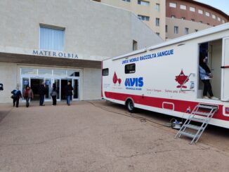 L'autoemoteca Avis davanti al Mater Olbia