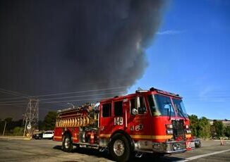 Incendi California fiamme a nord di Los Angeles 19mila evacuati