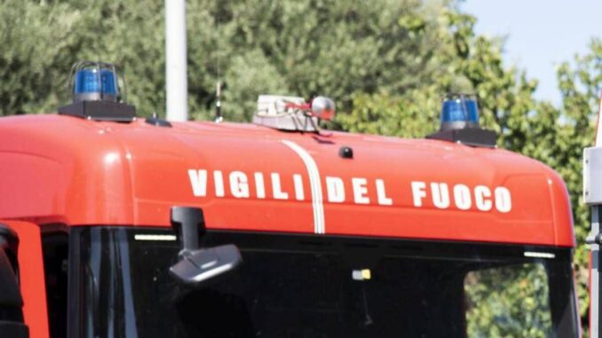 Incendio all’alba a Napoli, morto un 55enne: salvi il fratello e la madre