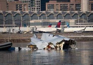 Incidente aereo Washington i primi dati dellinchiesta elicottero volava troppo alto