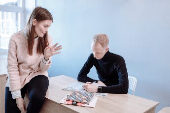 Lezioni private, quando gli studenti diventano tutor: 1 universitario su 5 le impartisce per mantenersi. L’indagine di Ripetizioni.it