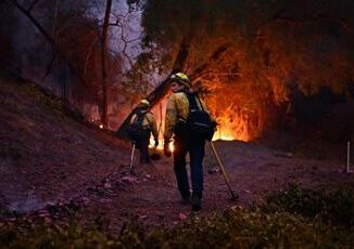Los Angeles incognita vento e sciacalli in azione. 16 morti negli incendi