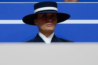 Melania Trump, cosa si nasconde sotto al cappello ‘schermo’ scelto per l’Inauguration Day