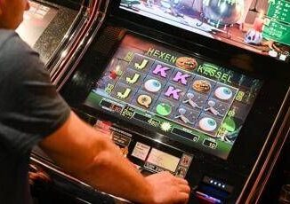 Milano dazzardo citta maglia nera con 65mila giocatori dipendenti lallarme