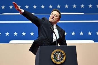 Musk e il braccio teso: “Saluto nazista? Critici trovino sporchi trucchi migliori”