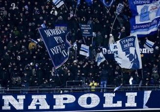 Napoli festa allaeroporto dopo la vittoria di Bergamo. E i tifosi pungono Kvara