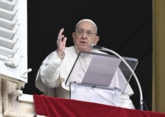 Papa Francesco cade a Santa Marta contusione allavambraccio destro