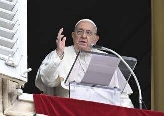 Papa Francesco gesti a sorpresa e linguaggio colloquiale quando Bergoglio ha spiazzato