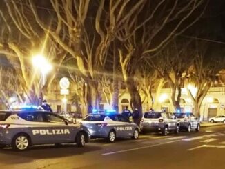 Controlli della Polizia di stato in Piazza del Carmine a Cagliari