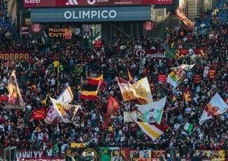 Roma Eintracht tensione nel prepartita tifosi giallorossi attaccano tedeschi