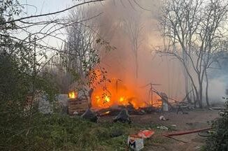 Roma incendio in campo rom abusivo evacuati gli abitanti
