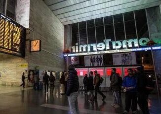 Roma salgono su treno e lasciano in stazione figlia di 3 anni