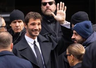 Stefano De Martino star del web ecco perche il conduttore di Affari Tuoi piace a tutti