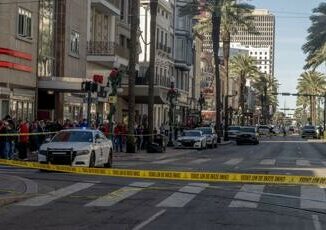 Strage New Orleans auto su folla. Killer ucciso caccia ai complici