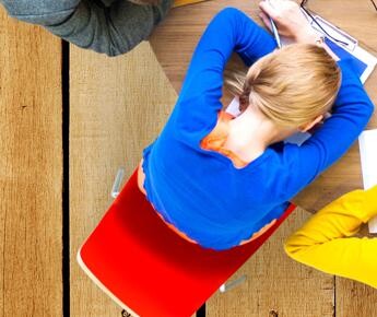 Torino 13enne dorme in classe Di notte papa vuole uccidere mamma