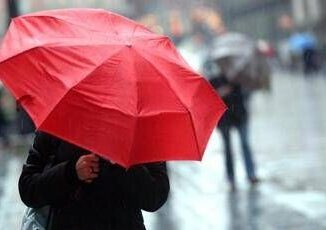 Tre giorni di nubifragi allerta meteo su mezza Italia le previsioni