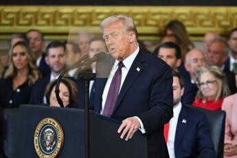 Trump giura da presidente Usa, il discorso: “Età dell’oro dell’America inizia ora”