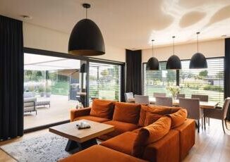 Una casa immersa nella natura dove luce e funzionalita massimizzano il benessere abitativo