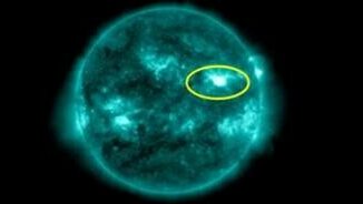 Una potente eruzione solare nella regione nord occidentale del lato del Sole rivolto verso la Terra